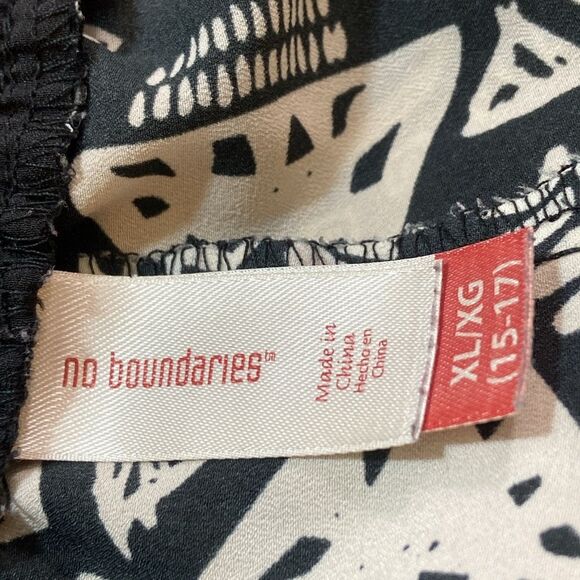 No Boundaries Black And Ivory Patterned Women's Shorts Size XL (15-17) - Picture 5 of 10